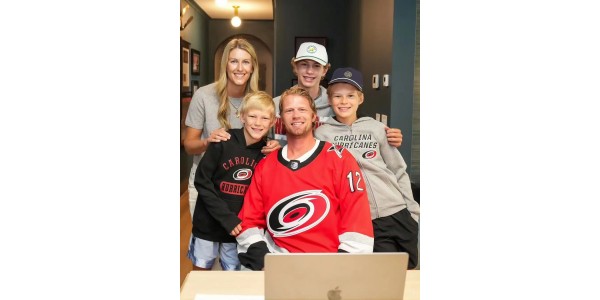 Den legendariske ishockeyspelaren Eric Starr gick i pension med sin hockeytröja Den legendariske ishockeyspelaren Eric Starr gick i pension med sin hockeytröja